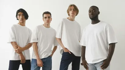 Як позбутися плям від поту та дезодоранту на білому одязі: доступні домашні засоби - фото