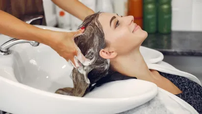 Як правильно мити голову: поради стилістів та трихологів - фото