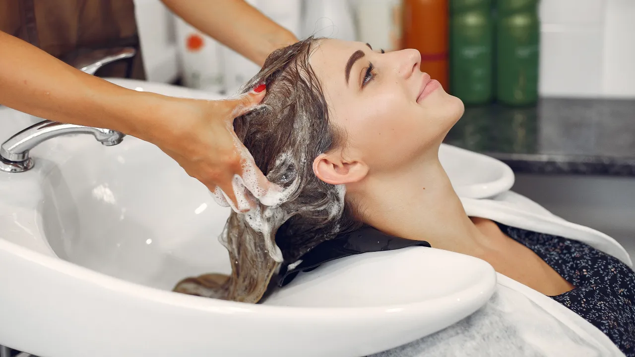 Як правильно мити голову: поради стилістів та трихологів 