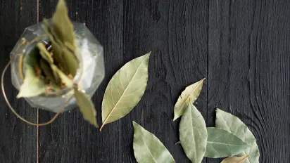 Чай із лаврового листя: простий рецепт від головного болю та стресу - фото