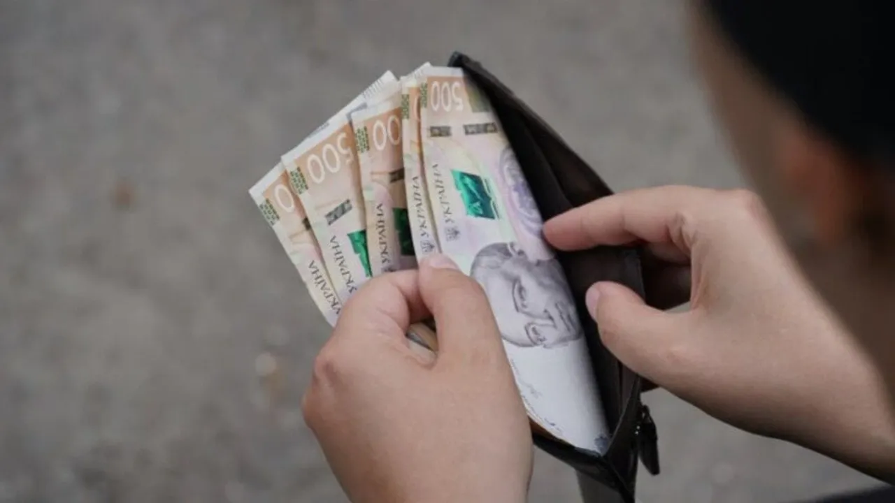Українцям роздадуть по декілька тисяч гривень допомоги: хто отримає та які умови 