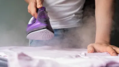 Три прості способи очистити праску від нагару та накипу вдома - фото