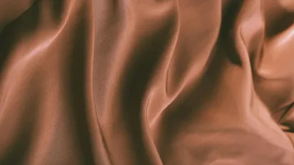 Це знищує шовк назавжди: головні помилки в догляді за шовковим одягом - фото