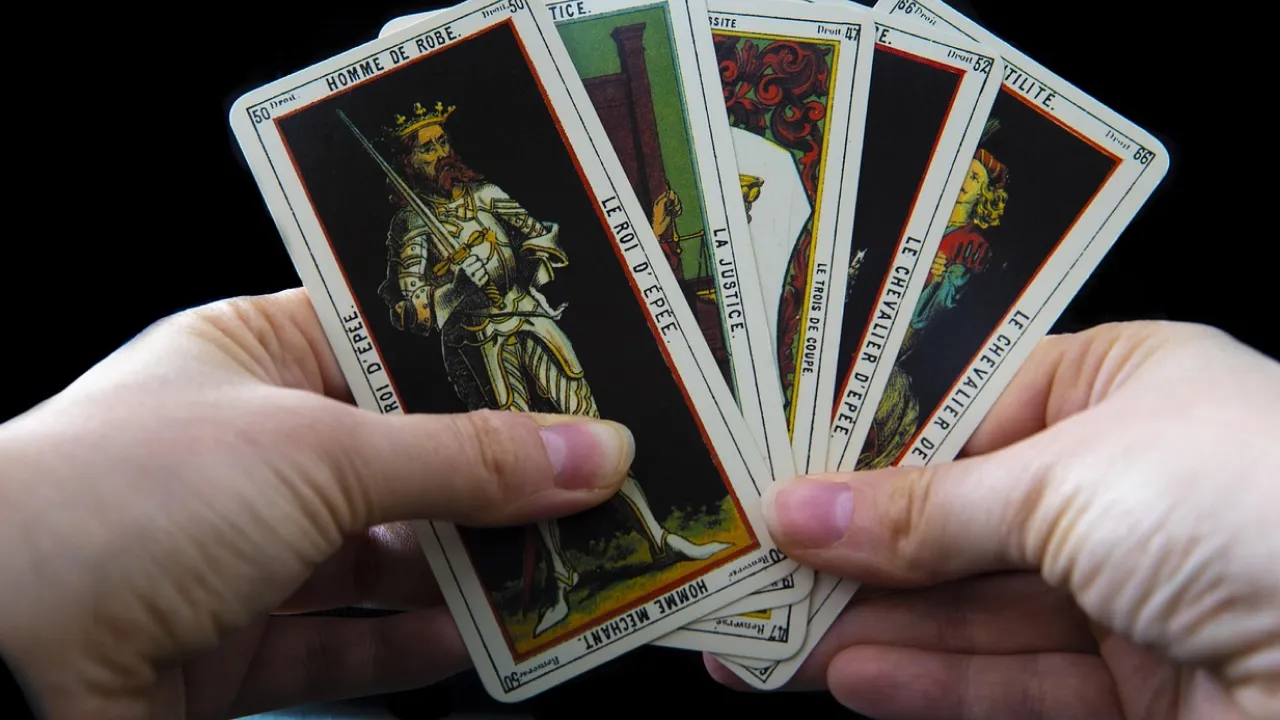 Гороскоп на 15 серпня 2025 року за картами Таро для всіх знаків Зодіаку 