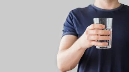 "Вистачить й одного разу": навіщо пити на ніч склянку води з сіллю - фото