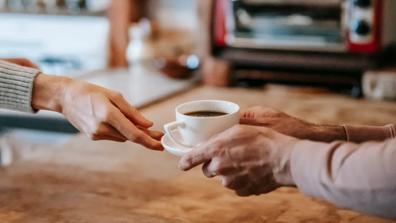 Коли пити каву й чай, щоб вони справді працювали на користь організму 