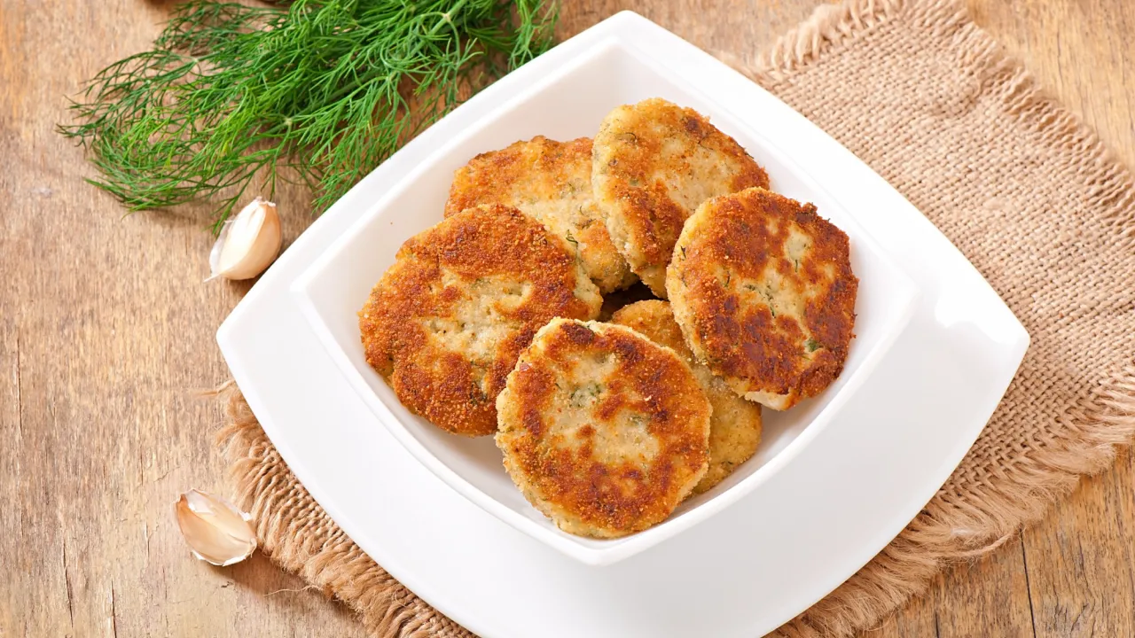 Вчорашнє пюре не пропаде: рецепт ароматних картопляних котлет з золотистою скоринкою 