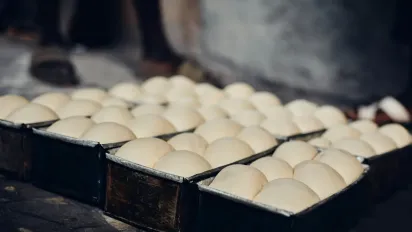 Секрет бабусиного дріжджового тіста: пухке й вологе завдяки секретному інгредієнту - фото