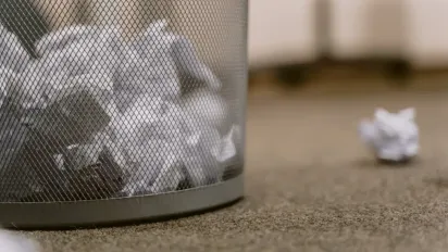 Як швидко прибрати неприємний запах із відра для сміття без хімії - фото