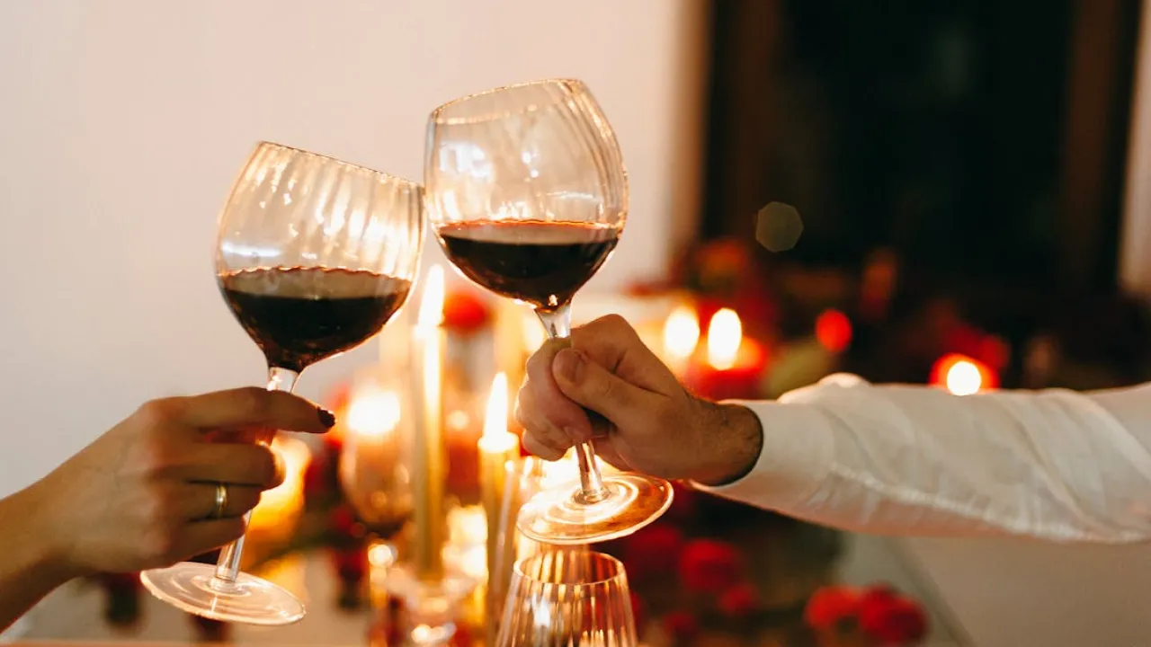 О котрій годині навіть келих алкоголю спричиняє безсоння — пояснює фахівчиня 