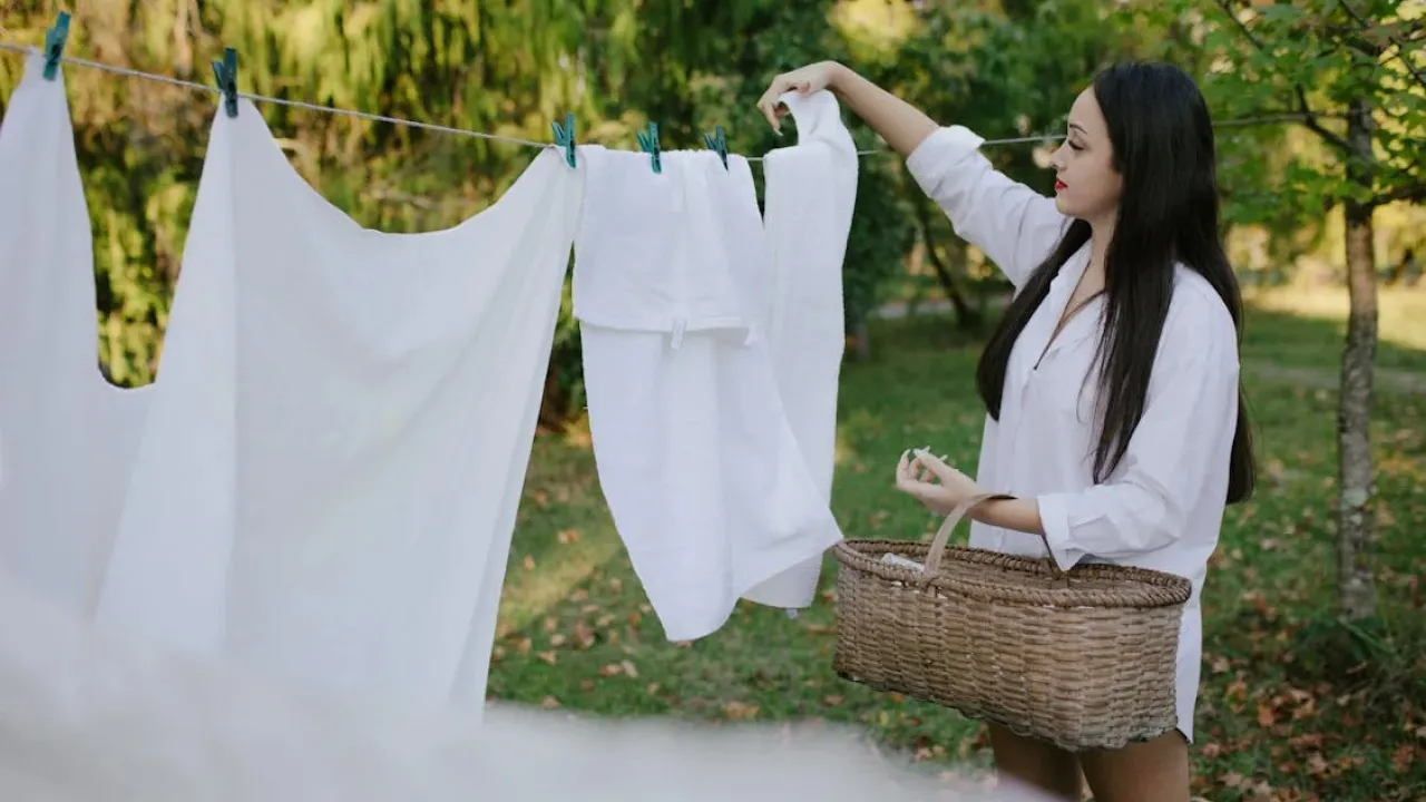 Ніколи не робіть цього: чим не можна виводити плями поту з білого одягу 