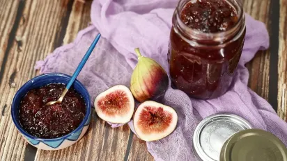 Чи можна їсти варення з пліснявою: поради фахівців - фото