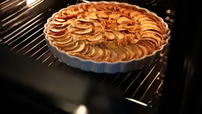 Як уникнути помилок при приготуванні шарлотки: секрети пишної та ароматної випічки - фото