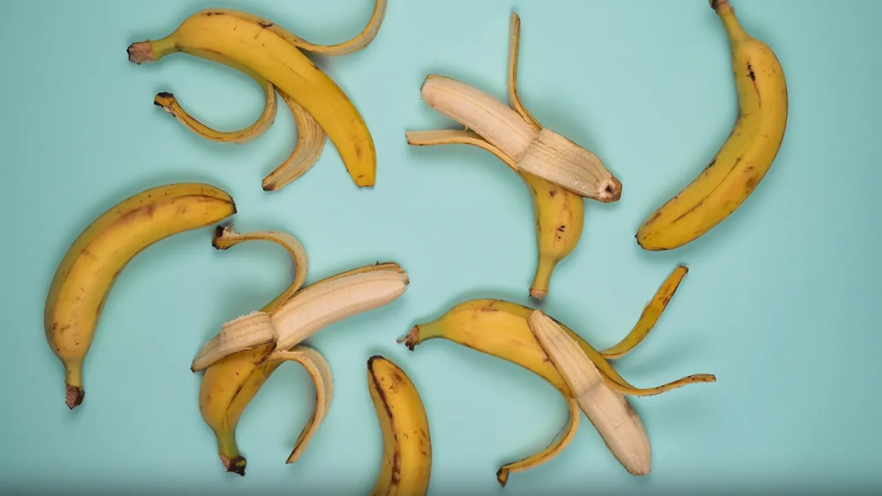 Бананова шкірка як добриво: як перетворити кухонні відходи на живлення для рослин 