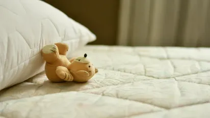 Навіщо виносити ковдри й подушки на сонце: поради експертів - фото