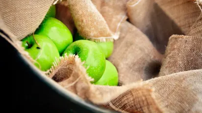 Яблука можуть зашкодити: лікарі розповіли, чому не варто їсти їх ввечері - фото