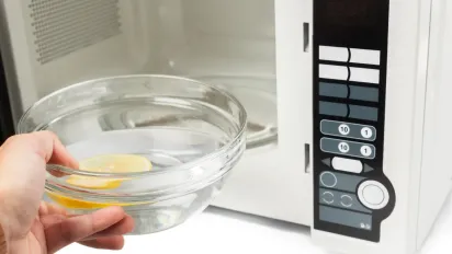 Очищення мікрохвильовки за 10 хвилин: потрібен лише лимон  - фото