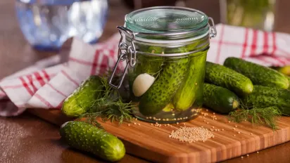 Господині часто забувають про це під час швидкого соління огірків – і маринад псується - фото