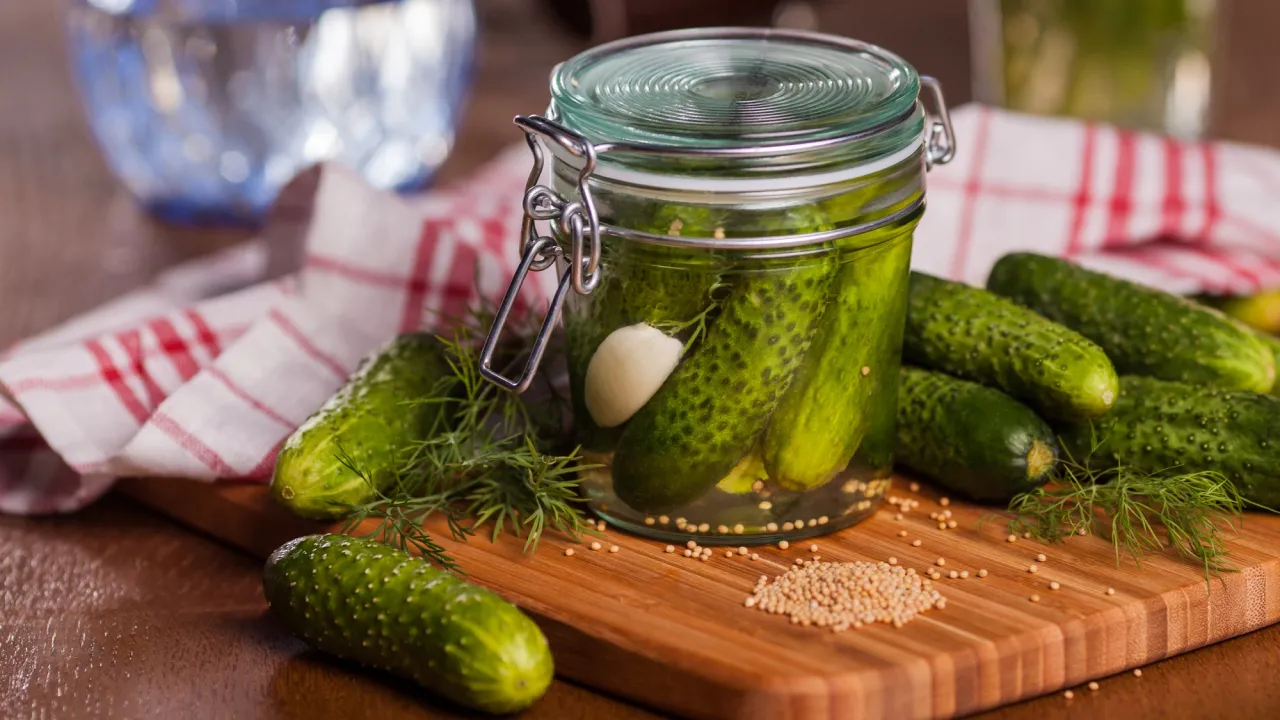 Господині часто забувають про це під час швидкого соління огірків – і маринад псується 