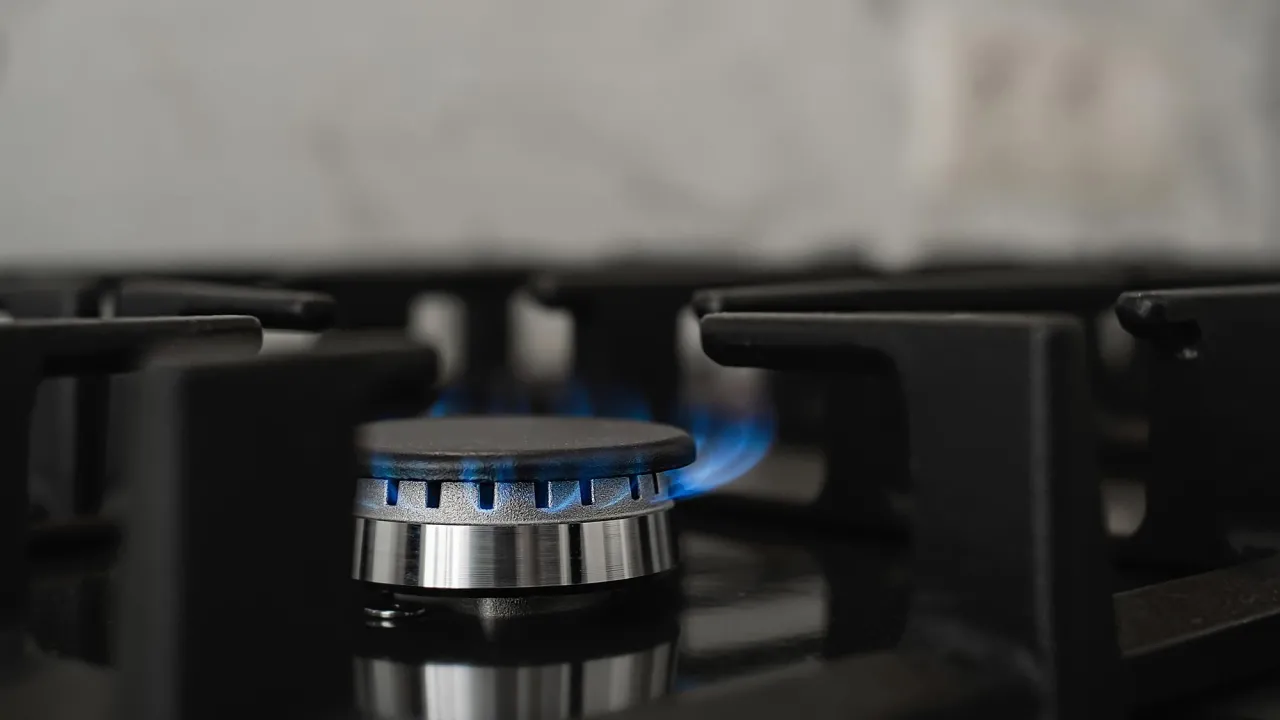 Цей домашній засіб відмиє газові конфорки навіть від старого жиру 