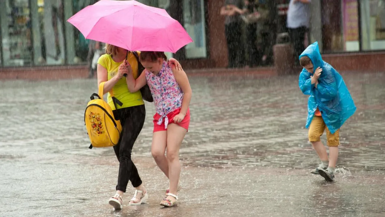 В Україну суне циклон, який несе грози, сильні зливи та шквали 