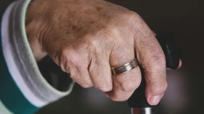 В Україні пенсіонерам почали виплачувати надбавки до 4 200 грн: хто може отримати і як оформити - фото