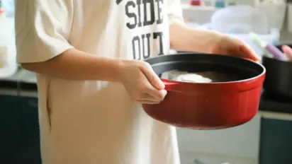 Як легко відчистити пригорілу каструлю: прості способи, які працюють - фото