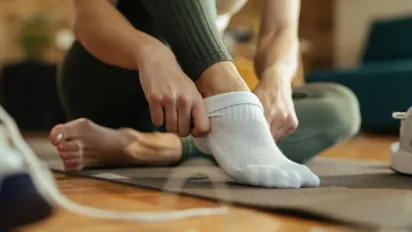 Як відіпрати запрані білі шкарпетки і чорну підошву: будуть як нові - фото