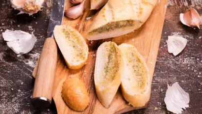 Часниковий хліб за пів години: сучасна заміна пампушок до борщу - фото