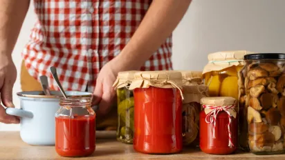 Можуть "вибухнути" або зіпсуватися: які банки з консервацією не можна перевертати - фото