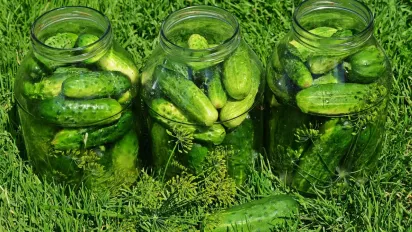 Як приготувати хрусткі огірки в кетчупі "Чилі" на зиму: три рецепти - фото