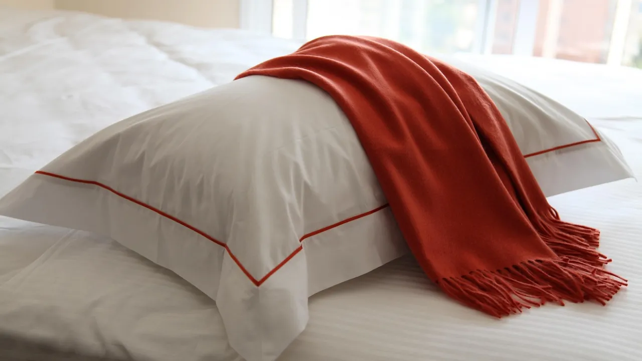 5 речей, які не варто класти на ліжко: народні прикмети та їхнє значення 