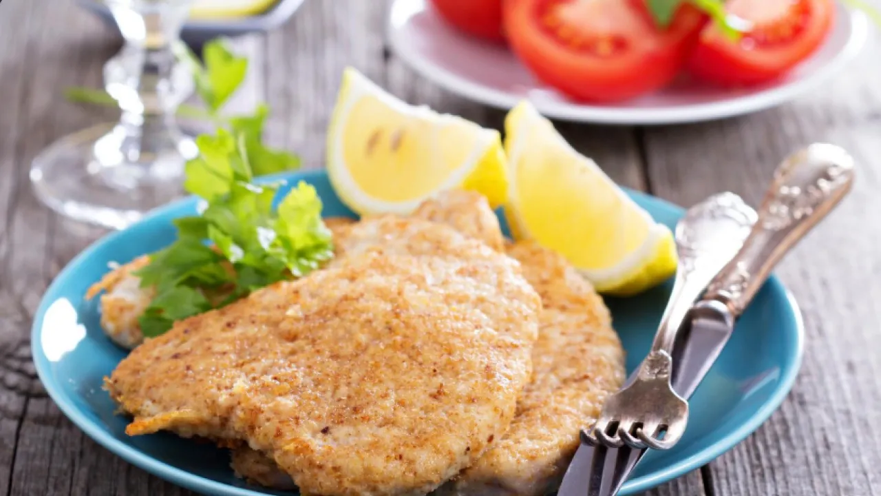 "Ви неправильно паніруєте відбивні": як зробити так, щоб сухарі НЕ обсипалися під час смаження 