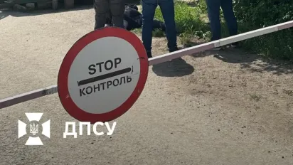 Українські чоловіки почали масово тікати через новий кордон  - фото