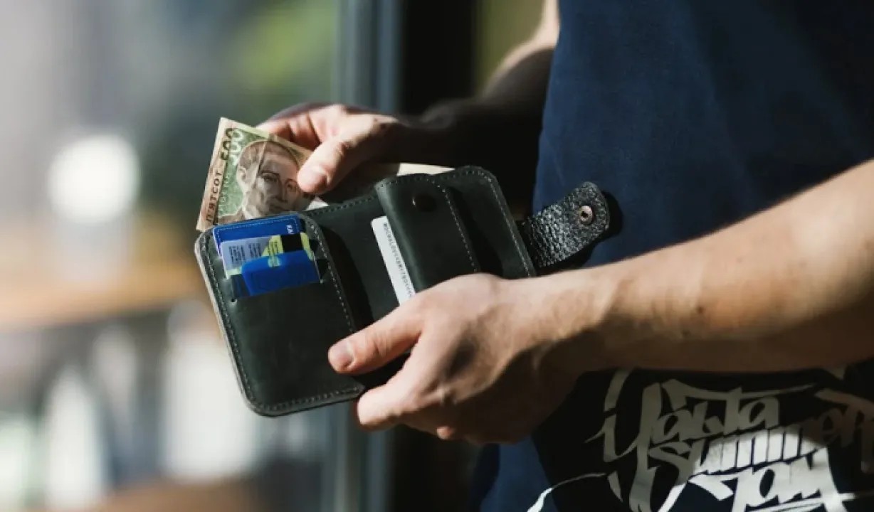 Скільки потрібно заробляти, щоб жити в Україні — конкретні цифри від експертки 