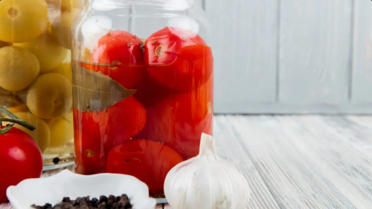 Мариновані помідори з чорнобривцями: незвичне, але смачне поєднання 