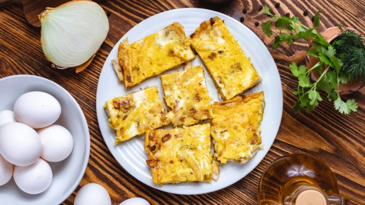 Додаючи цей інгрідієнт в омлет, ви його псуєте: поради як цього уникнути 