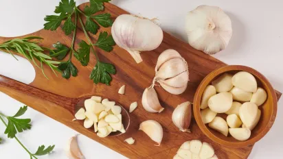 Як швидко позбутися запаху часнику з рук: ефективні способи - фото