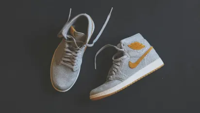 Швидко й ефективно: як прати спортивні кросівки, щоб зник запах - фото