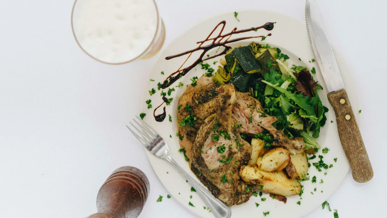 Готуємо як у ресторані: м’ясо зі скоринкою і картопля, що хрумтить 