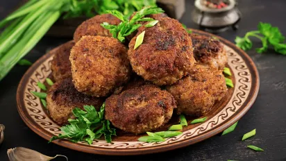 Пересолили котлети? 5 простих способів виправити помилку - фото