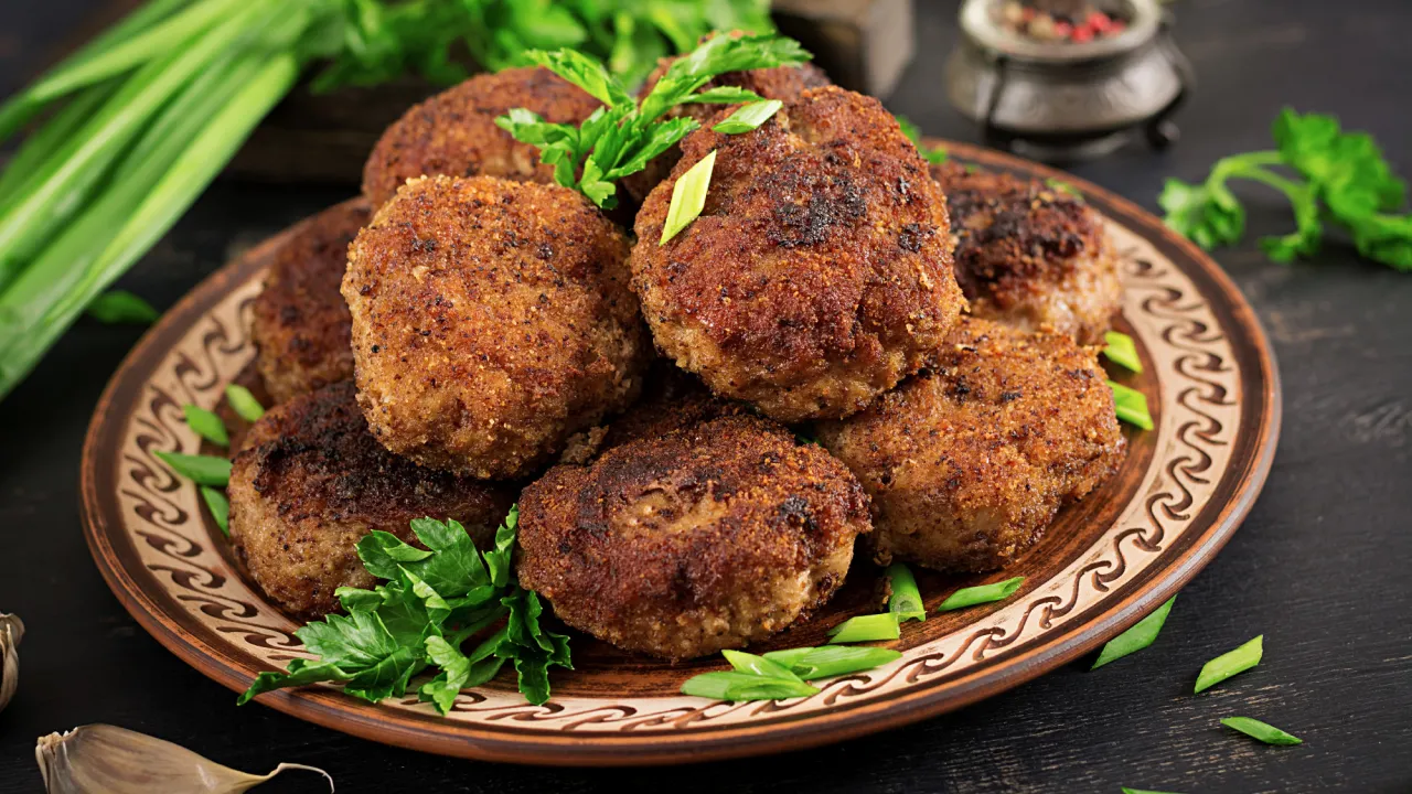 Пересолили котлети? 5 простих способів виправити помилку 