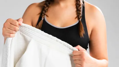 Як швидко і безпечно видалити жуйку з одягу: перевірені способи - фото