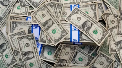 Скільки коштуватимуть 100 доларів в Україні: прогноз на перший тиждень вересня - фото