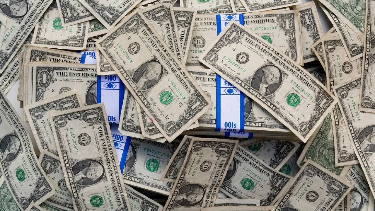 Скільки коштуватимуть 100 доларів в Україні: прогноз на перший тиждень вересня 