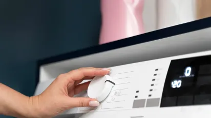 Як за 5 секунд позбутись запаху цвілі в пральній машині: поради господиням - фото