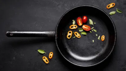 Як швидко позбутися нагару на сковороді — прості рішення за 15 хвилин - фото