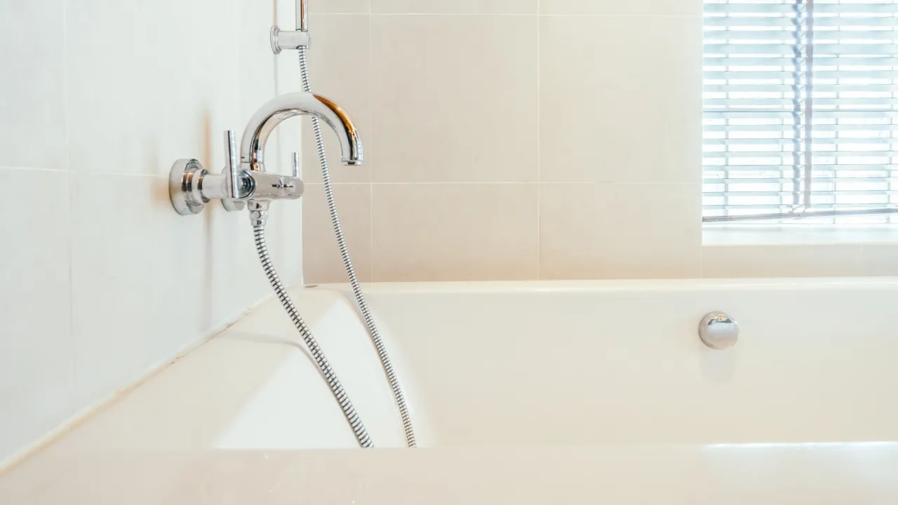 Як швидко очистити злив від волосся: 6 лайфхаків, які дійсно працюють 