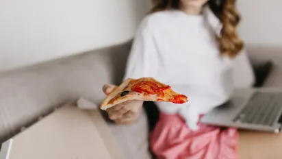 Правило п’яти секунд не працює: чи можна споживати їжу, що впала - фото