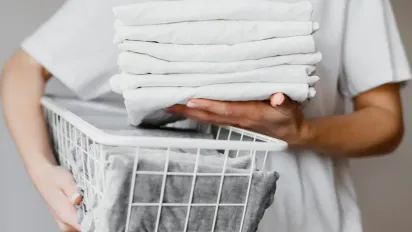 Навіщо господині кладуть вологу серветку в пралку: проста хитрість - фото